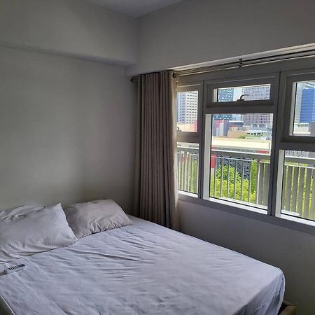Luxury @ Bgc Sleeps 6 Comfortably Fast Wifi Pool! Apartamento Manila Exterior foto