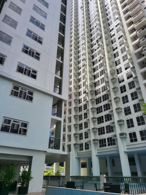 Luxury @ Bgc Sleeps 6 Comfortably Fast Wifi Pool! Apartamento Manila Exterior foto