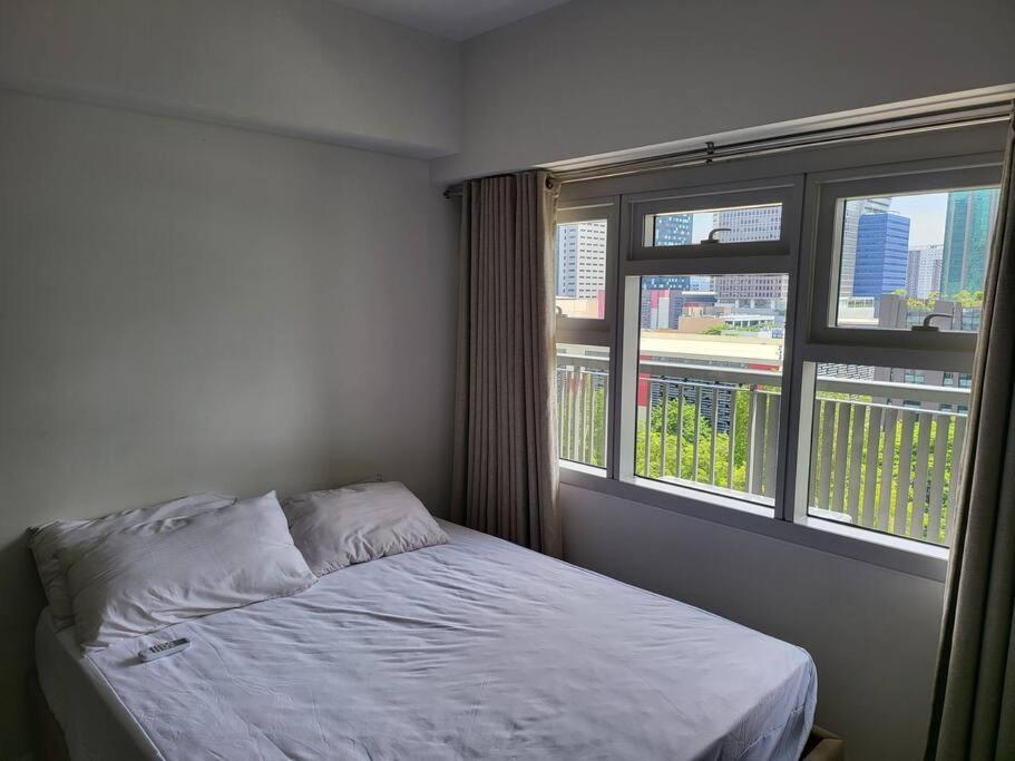 Luxury @ Bgc Sleeps 6 Comfortably Fast Wifi Pool! Apartamento Manila Exterior foto