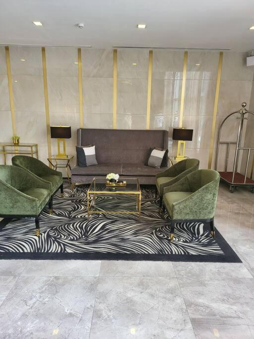 Luxury @ Bgc Sleeps 6 Comfortably Fast Wifi Pool! Apartamento Manila Exterior foto