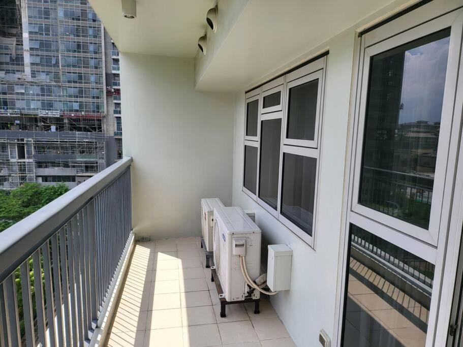 Luxury @ Bgc Sleeps 6 Comfortably Fast Wifi Pool! Apartamento Manila Exterior foto