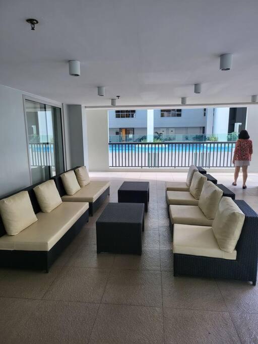 Luxury @ Bgc Sleeps 6 Comfortably Fast Wifi Pool! Apartamento Manila Exterior foto
