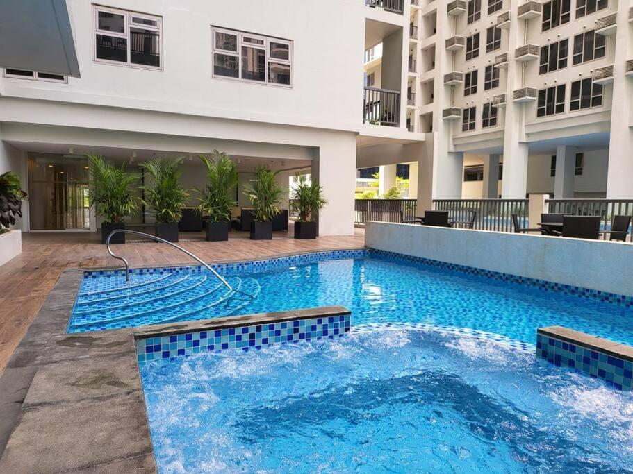 Luxury @ Bgc Sleeps 6 Comfortably Fast Wifi Pool! Apartamento Manila Exterior foto