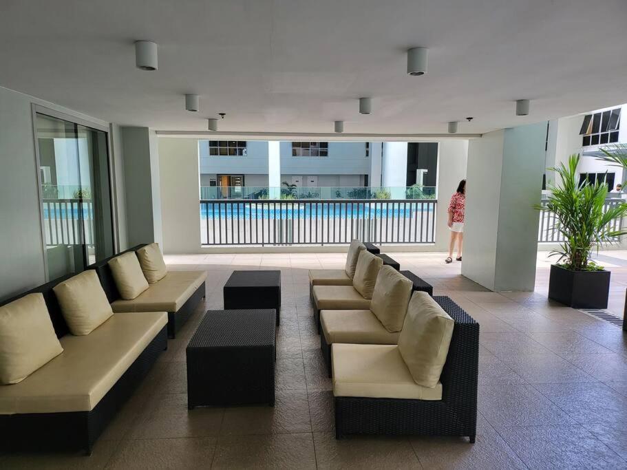 Luxury @ Bgc Sleeps 6 Comfortably Fast Wifi Pool! Apartamento Manila Exterior foto