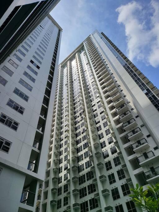 Luxury @ Bgc Sleeps 6 Comfortably Fast Wifi Pool! Apartamento Manila Exterior foto