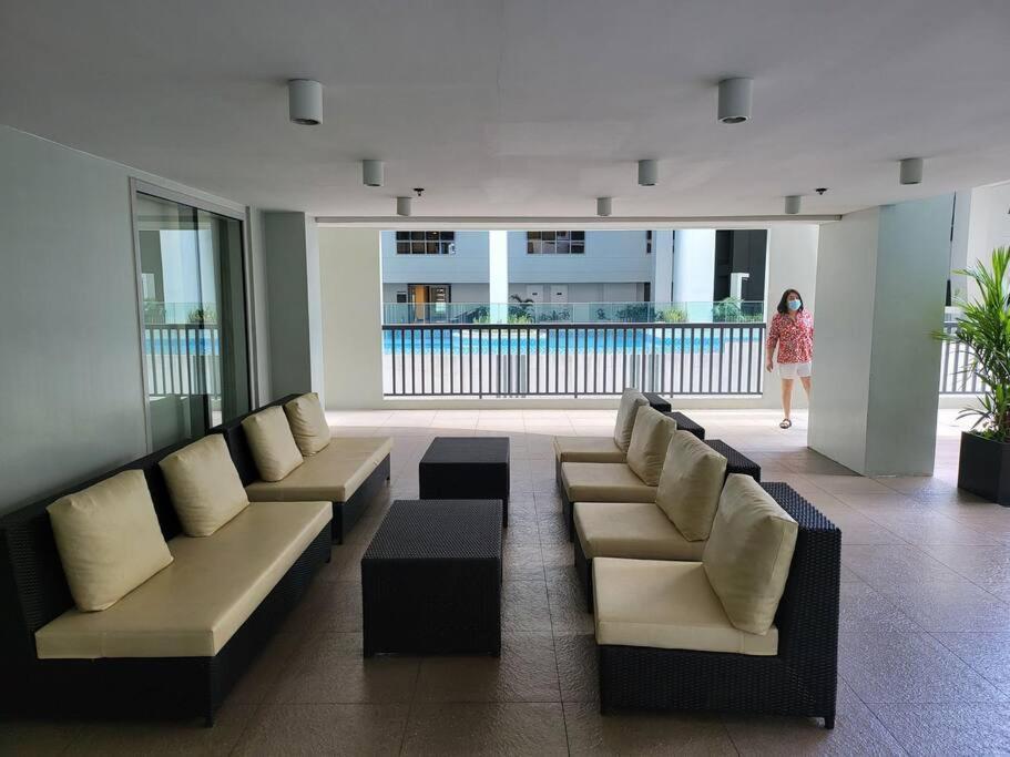 Luxury @ Bgc Sleeps 6 Comfortably Fast Wifi Pool! Apartamento Manila Exterior foto